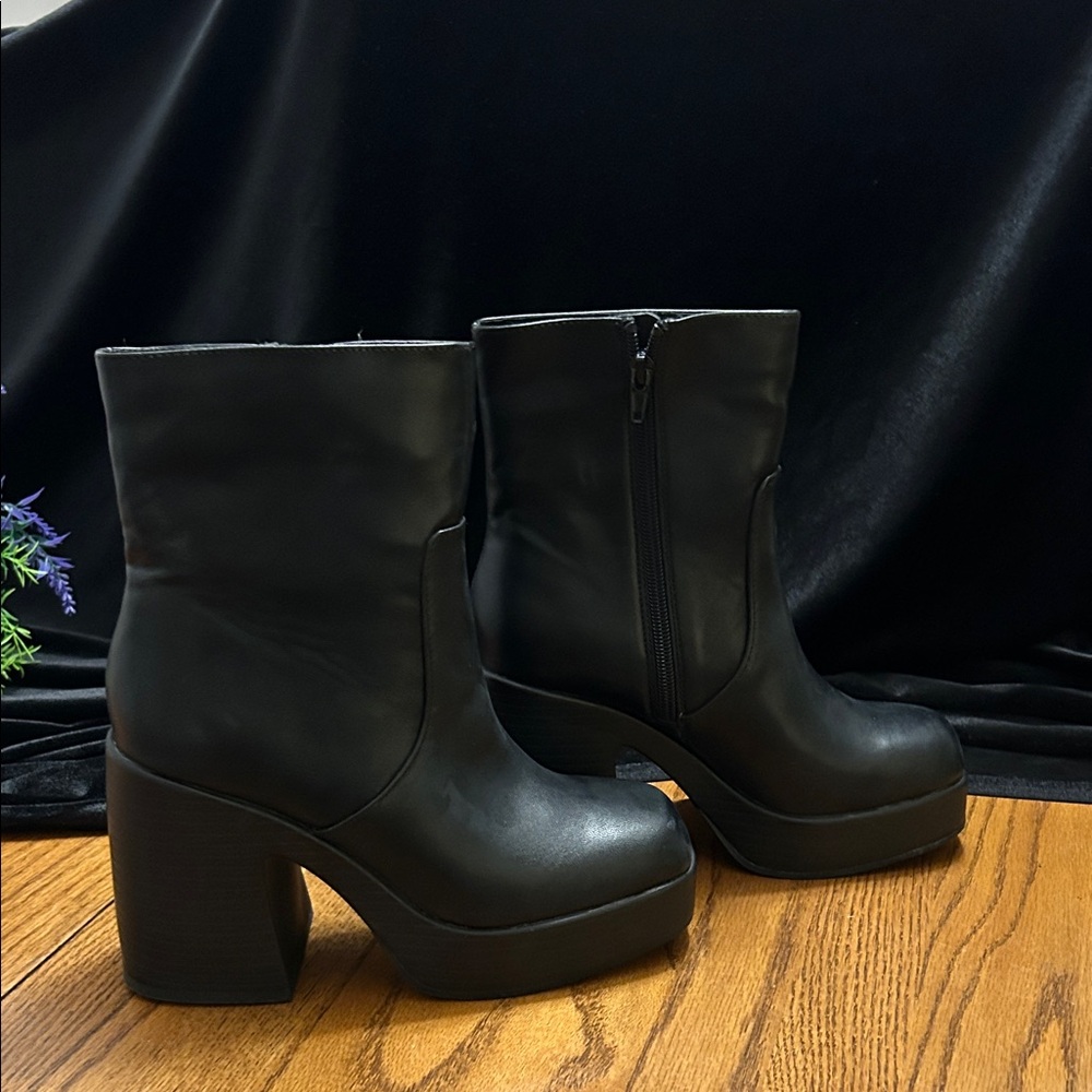 NWOB WILD PAIR BLACK BOOTS 7